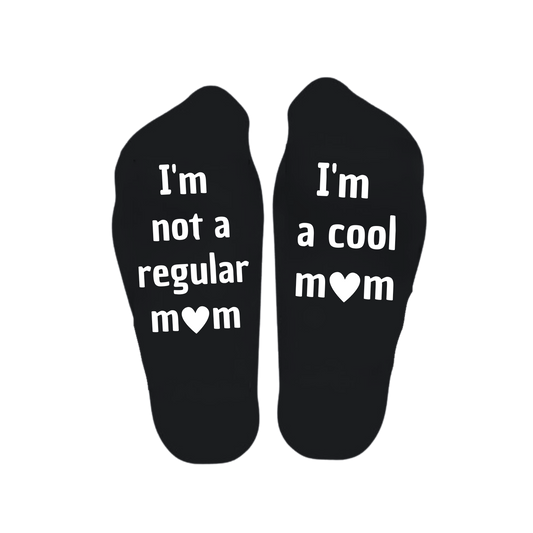 “Sokken met grappige tekst verdeeld over linker en rechter sok met de tekst "I'm not a regular mom / I'm a cool mom" – Handmade by J” Moederdag kado