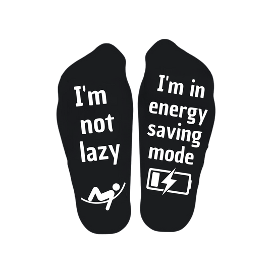 “Sokken met grappige tekst verdeeld over linker en rechter sok met de tekst "I'm not lazy / I'm in energy saving mode" – Handmade by J”