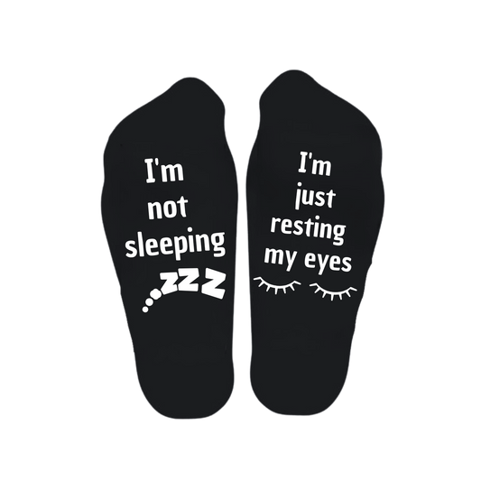“Sokken met grappige tekst verdeeld over linker en rechter sok met de tekst "I'm not sleeping / I'm just resting my eyes" – Handmade by J”