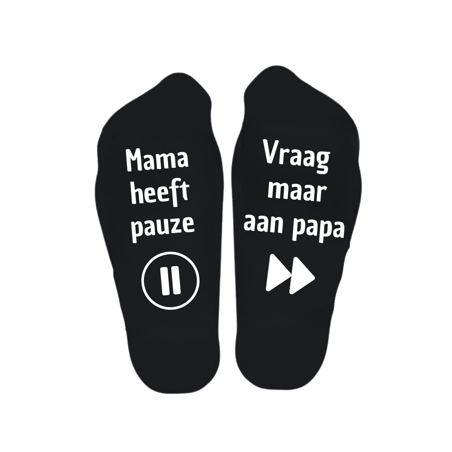 “Sokken met grappige tekst verdeeld over linker en rechter sok met de tekst "Mama heeft pauze / vraag maar aan papa" – Handmade by J” Moederdag kado