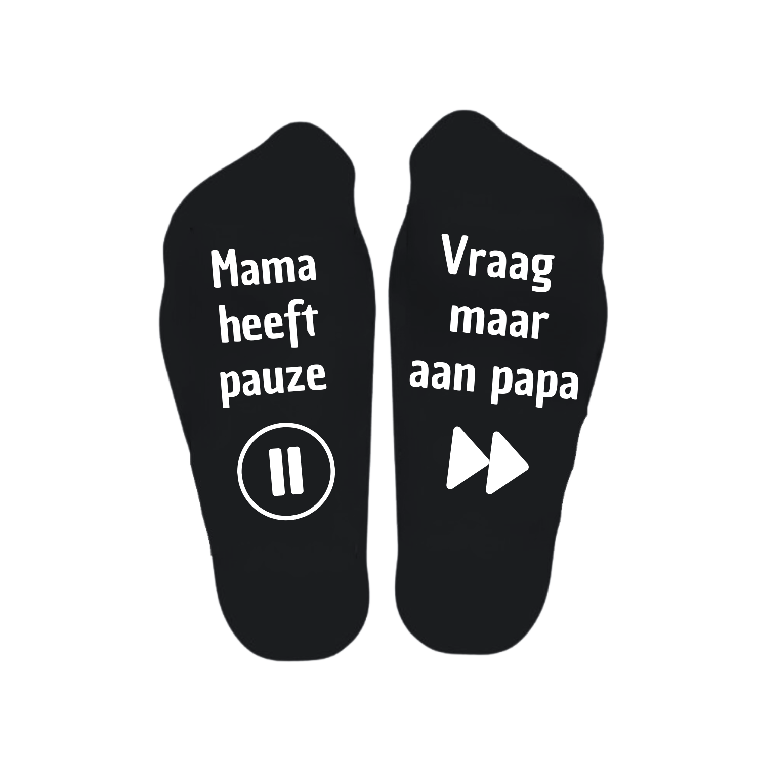 “Sokken met grappige tekst verdeeld over linker en rechter sok met de tekst "Mama heeft pauze / vraag maar aan papa" – Handmade by J” Moederdag kado
