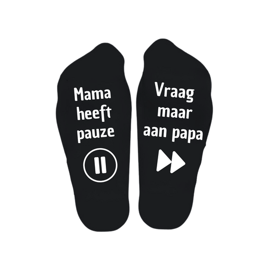 “Sokken met grappige tekst verdeeld over linker en rechter sok met de tekst "Mama heeft pauze / vraag maar aan papa" – Handmade by J” Moederdag kado