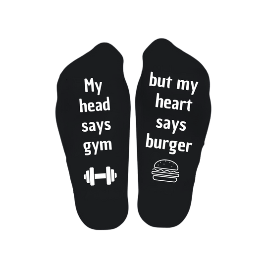 “Sokken met grappige tekst verdeeld over linker en rechter sok met de tekst "My head says gym / but my heart says burger" – Handmade by J”