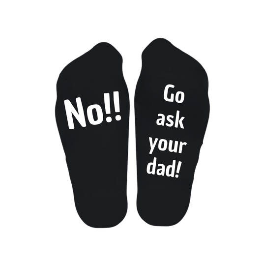 “Sokken met grappige tekst verdeeld over linker en rechter sok met de tekst "No / Go ask your dad" – Handmade by J” Moederdag