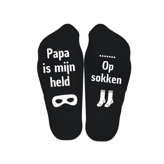 “Sokken met grappige tekst verdeeld over linker en rechter sok met de tekst "Papa is mijn held / op sokken" – Handmade by J” Vaderdag kado