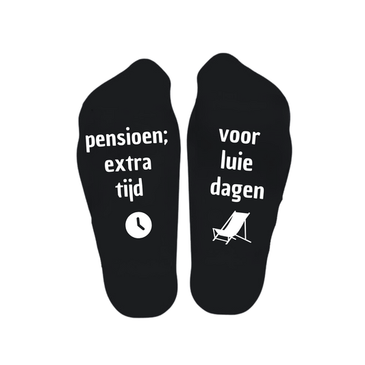 “Sokken met grappige tekst verdeeld over linker en rechter sok met de tekst "Pensioen extra tijd / voor luie dagen" – Handmade by J” Pensioen cadeau