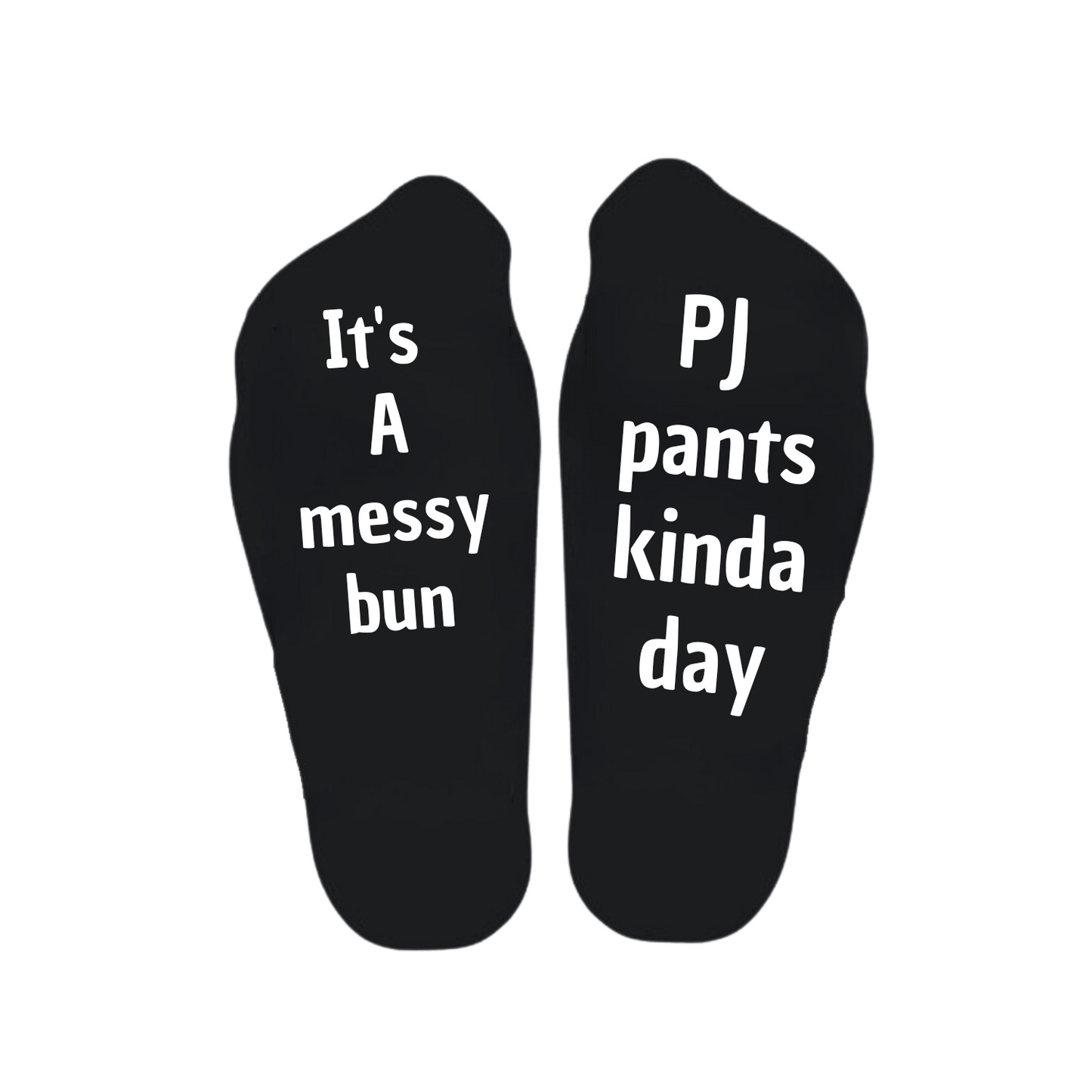 “Sokken met grappige tekst verdeeld over linker en rechter sok met de tekst "It's a messy bun/ Pj pants kinda day" – Handmade by J”