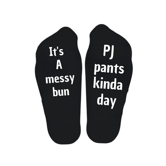 “Sokken met grappige tekst verdeeld over linker en rechter sok met de tekst "It's a messy bun/ Pj pants kinda day" – Handmade by J”