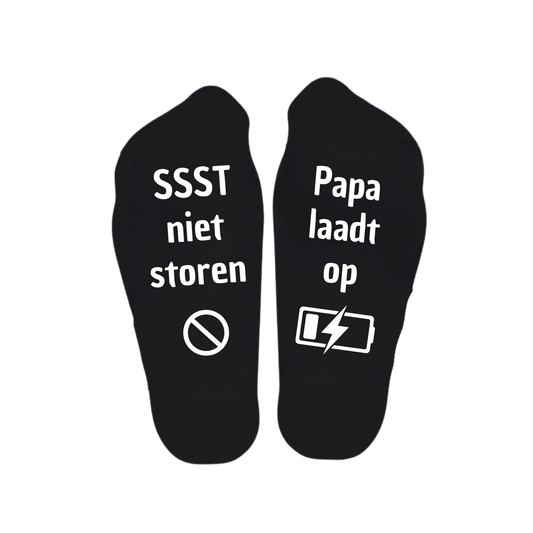 “Sokken met grappige tekst verdeeld over linker en rechter sok met de tekst "Ssst niet storen / papa laadt op" – Handmade by J”