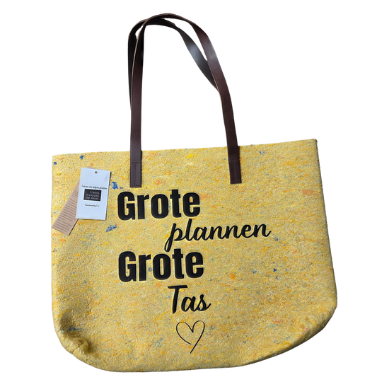 Handgemaakte shopper van gerecyclede materialen met tekst 'Grote Plannen, Grote Tas' – Handmade by J