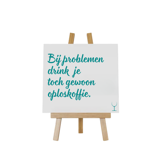 “Wit keramisch tegeltje 10x10 cm met grappige tekst "Bij problemen drink oploskoffie– Handmade by J”