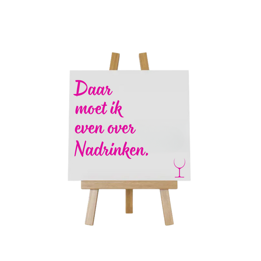 “Wit keramisch tegeltje 10x10 cm met grappige tekst "Daar moet ik even over nadrinken" – Handmade by J”