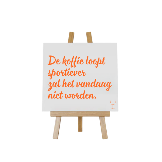 “Decoratief tegeltje met humoristische tekst "De koffie loopt sportiever wordt het niet" – origineel cadeau-idee”