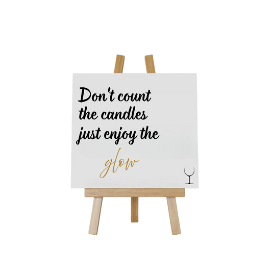 “Decoratief tegeltje met humoristische tekst "Don't count the candles just enjoy the glow"– origineel cadeau-idee”