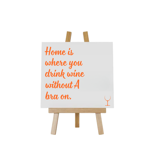 “Grappig tegeltje met spreuk "Home is where you drink wine without a bra on" – Handmade by J collectie”