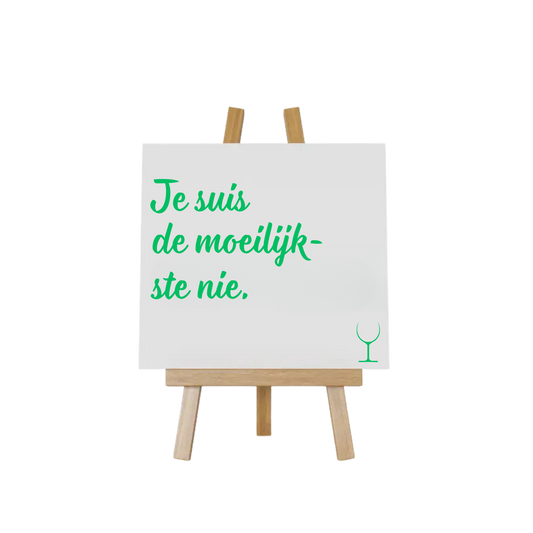 “Decoratief tegeltje met humoristische tekst "Je suis de moeilijkste nie" – origineel cadeau-idee”