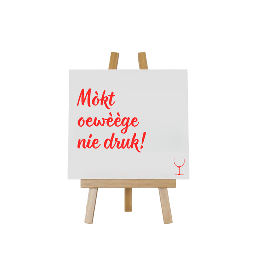 “Decoratief tegeltje met humoristische tekst "Mòkt oewèège nie druk"– origineel cadeau-idee” Brabants