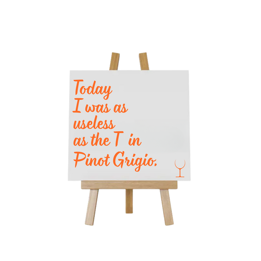“Decoratief tegeltje met humoristische tekst "Today I was as useless as the T in Pinot Grogio – origineel cadeau-idee”
