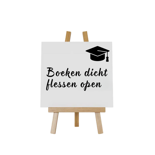 Geslaagd tegeltje met tekst Boeken dicht flessen open – Handmade by J.