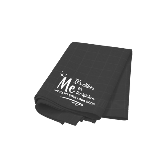 “Theedoek met ‘It's either me or the kitchen’ – Handmade by J keukenaccessoire”