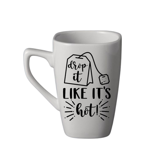 “Witte theemok met grappige tekst ‘Drop it like it's hot’ – Handmade by J”