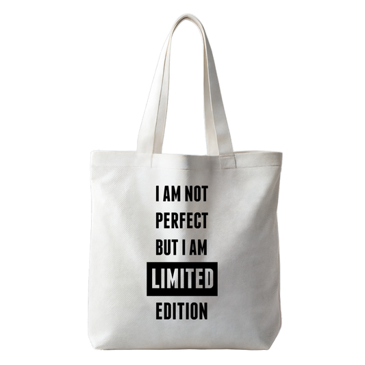 “Tote bag met tekst ‘I'm not perfect but I am a limited edition’ – Duurzame tas "Handmade by J.