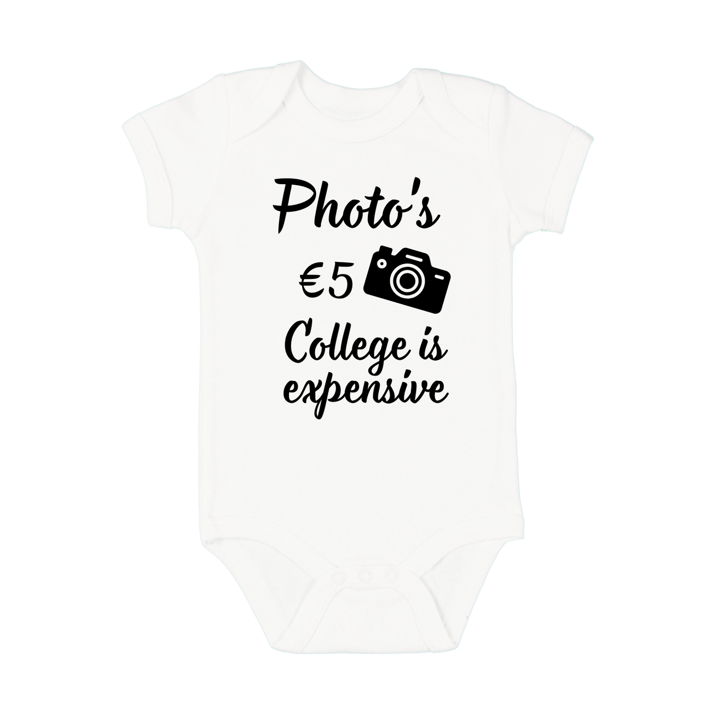 “Wit babyrompertje met tekst ‘College is expensive’ – grappig kraamcadeau”