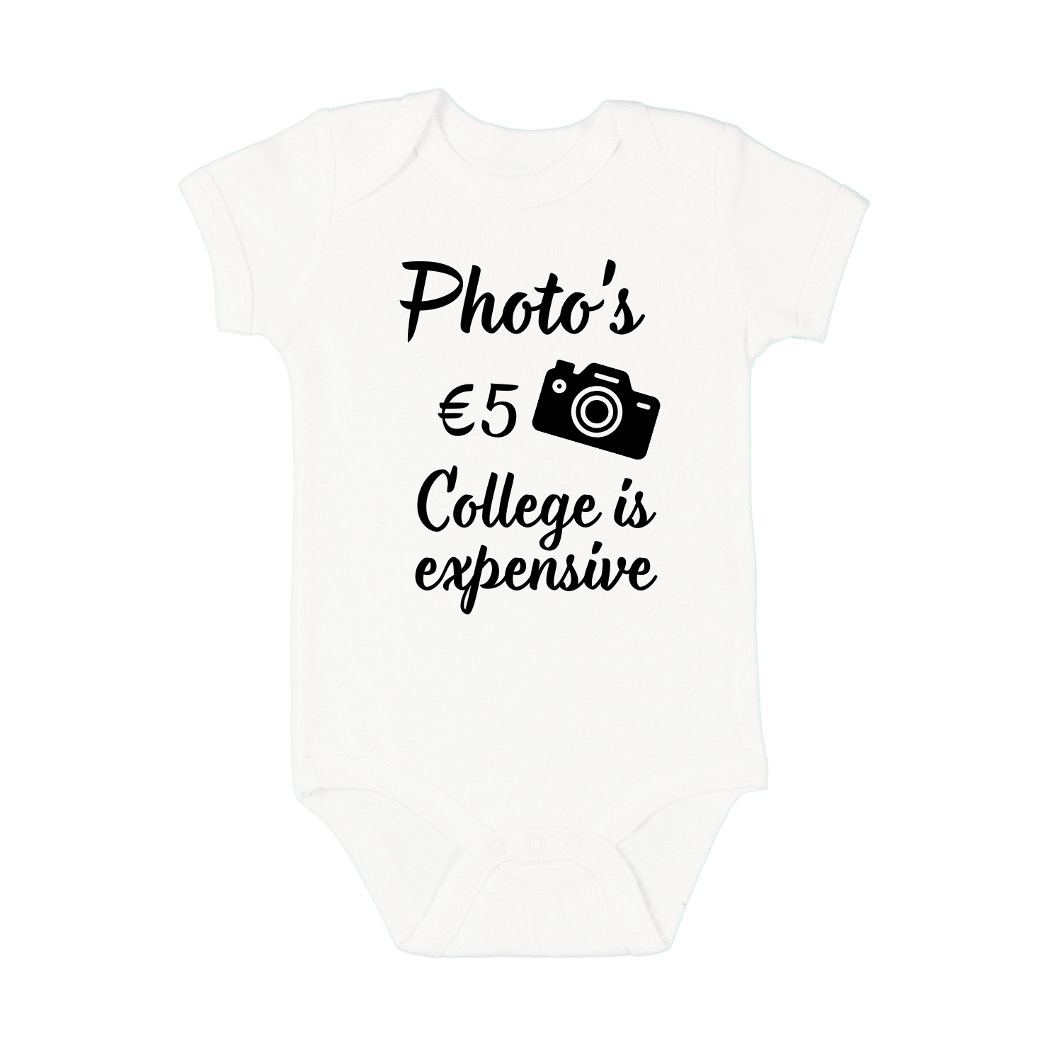 “Wit babyrompertje met tekst ‘College is expensive’ – grappig kraamcadeau”