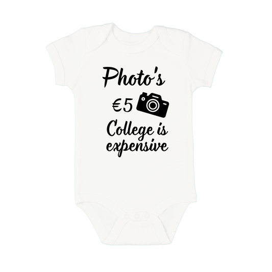 “Wit babyrompertje met tekst ‘College is expensive’ – grappig kraamcadeau”