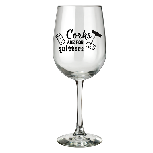 “Wijnglas met tekst ‘Corks are for quitters’ – Handmade by J” Origineel cadeau