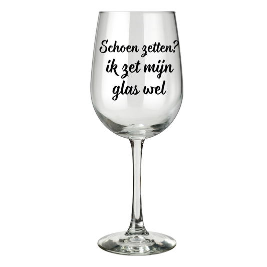 “Wijnglas met tekst ‘Schoen zetten? Ik zet mijn glas wel’ – Handmade by J” Sinterklaas kado