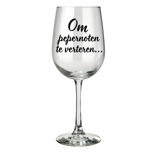 “Wijnglas met tekst ‘Om pepernoten te verteren’ – Handmade by J” Sinterklaas kado