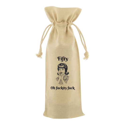 “Wijntas met tekst ‘Fifty oh fuckity fuck’ – Handmade by J” 50 jaar, Sarah, Abraham