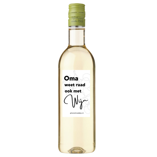 Witte wijn met tekst; "Oma weet raad, ook met wijn".