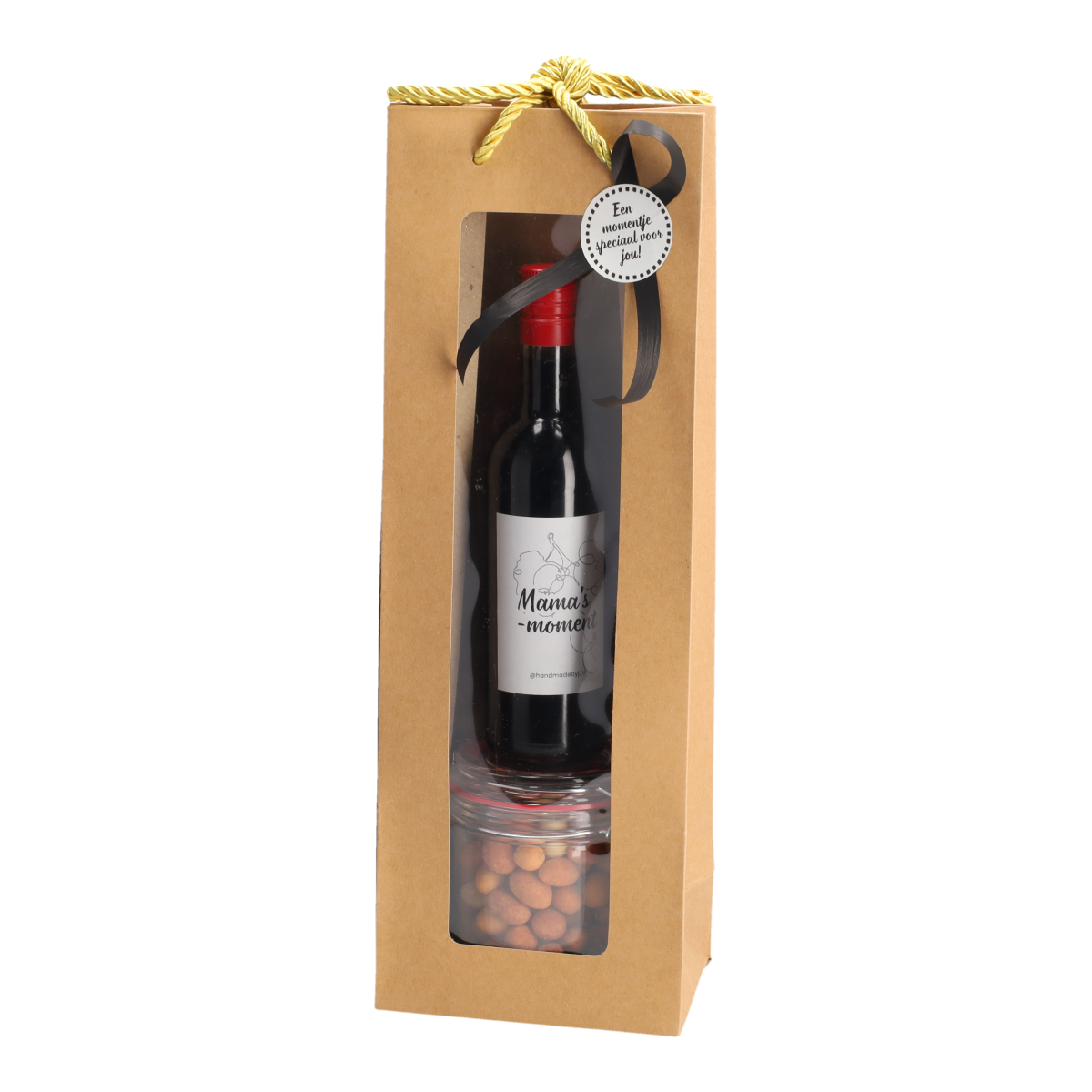 Cadeauverpakking met een rood wijnflesje en borrelnootjes van Handmade by J.