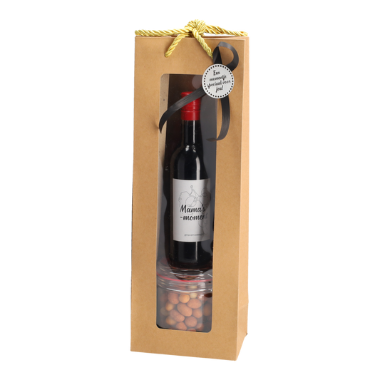 Cadeauverpakking met een rood wijnflesje en borrelnootjes van Handmade by J.