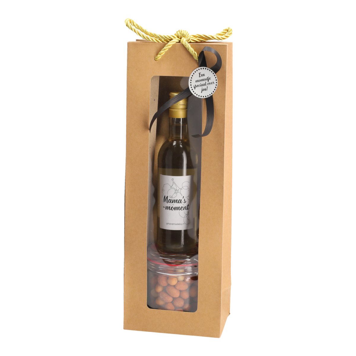 Cadeauverpakking met een wit wijnflesje en borrelnootjes gemaakt door Handmade by J.