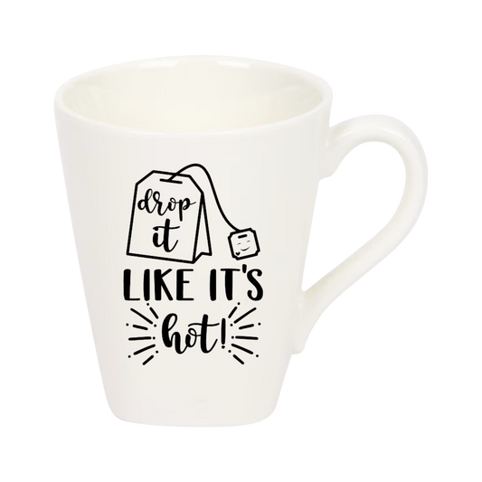 “Witte theemok met grappige tekst ‘Drop it like it's hot’ – Handmade by J”