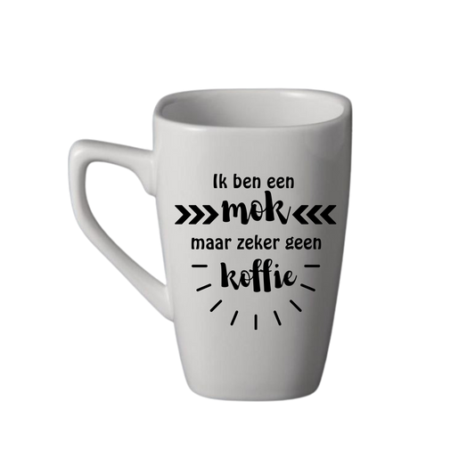 “Witte koffiemok met grappige tekst ‘Ik ben een mok maar geen koffie’ – Handmade by J”